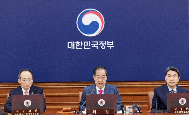 한덕수 국무총리가 1일 ‘노란봉투법’ 및 방송3법에 대한 재의요구안 등을 처리하기 위해 정부서울청사에서 열린 임시 국무회의에 참석해 발언하고 있다. 사진=연합뉴스