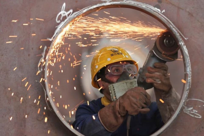  중국 저장성 후저우의 한 공장에서 철강 구조물을 제조하는 생산라인에서 직원이 일하고 있다. 사진=로이터