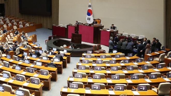 1일 국회 본회의장에서 손준성, 이정섭 검사 탄핵소추안 투표 개표작업이 진행되고 있다.사진=연합뉴스