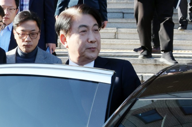 국회의 탄핵안 처리를 앞두고 취임 95일 만에 사퇴한 이동관 방송통신위원장이 1일 오후 정부과천청사 내 방송통신위원회에서 나와 차에 타고 있다. 사진=연합뉴스