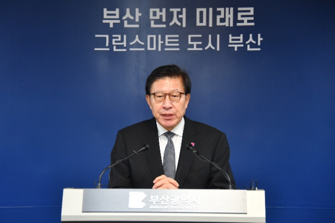 박형준 부산시장이 지난 1일 오전 부산시청 브리핑룸에서 기자회견을 열고 '2030세계박람회' 유치 실패와 관련해 브리핑을 하고 있다. 사진=부산시