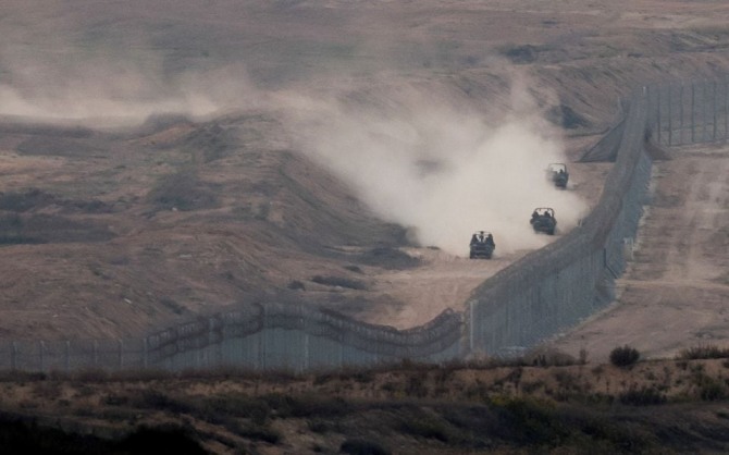 이스라엘과 가자지구 국경 철조망 근처에서 군용차량들이 기동하고 있는 모습. 사진=로이터