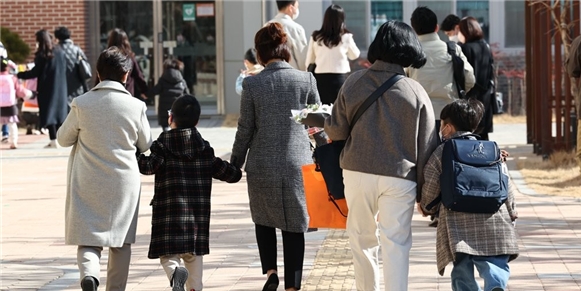 지난 3월 서울의 한 초등학교에서 열린 입학식에서 1학년 학생들이 교실로 향하고 있다. 사진=연합뉴스