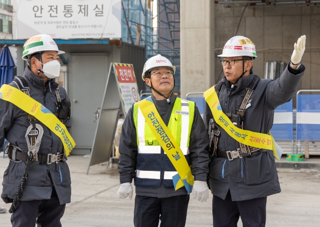 4일, 김회언 HDC현대산업개발 대표이사는 성남산단재생 복합지식산업센터 현장을 방문하여 동절기를 대비한 화재와 질식 예방 특별 안전점검을 주관했다. (가운데, 김회언 HDC현대산업개발 대표이사). 사진=HDC현대산업개발