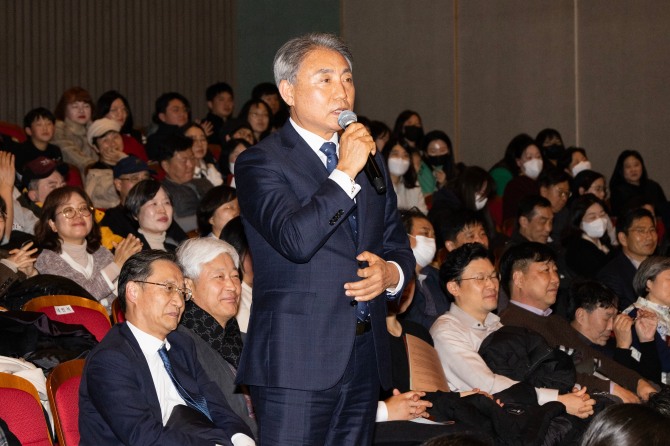 윤환 계양구청장은 지난1일 계양문화회관에서 송년음악회에 참석해 인사말을 하고 있다.  사진=계양구