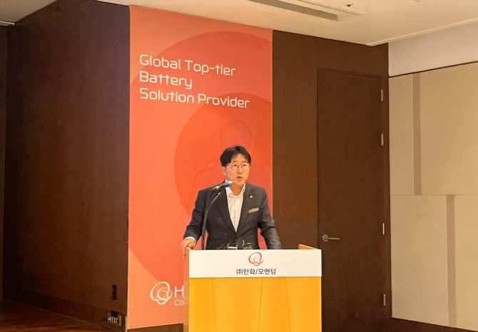 양기원 ㈜한화 모멘텀 대표이사가 4일 서울 영등포구 여의도 63빌딩에서 열린 2023 한화 배터리데이에서 환영사를 하고 있다. 사진=김정희 기자