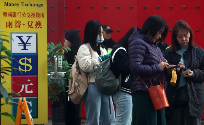 4일 오후 서울 중구 주한 중국대사관 앞을 중국 관광객들이 걷고 있다. 사진=뉴시스