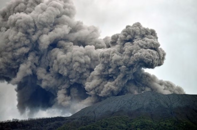 인도네시아 서수마트라섬 마라피 화산이 3일(현지시간) 폭발했다. 사진=로이터