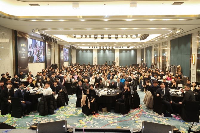 4일 열린 '2023 bhc 프랜차이지 오브 어워드' 행사에서 사회자로 나선 인교진, 소이현(가운데 테이블) 배우가  참석한 bhc치킨 가맹 사업주와 함께 기념촬영을 하고 있다. /사진=bhc