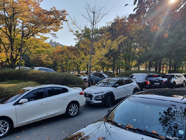 주차장 확대 전 붐비던 정발산공원 주차장. 사진=고양시