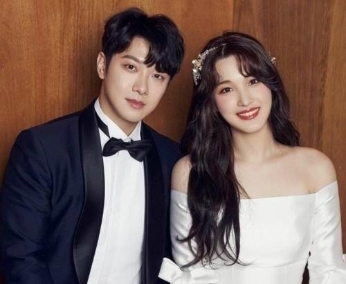 그룹 FT아일랜드 최민환과 라붐 출신 율희가 결혼 5년 만에 이혼했다. 두 사람은 각자의 인스타그램을 통해 이혼 소식을 알렸다. 최민환의 소속사 FNC엔터테인먼트 측은 세 아이의 양육권은 최민환이 갖기로 합의했다라고 밝혔다. 사진=FNC엔터테인먼트