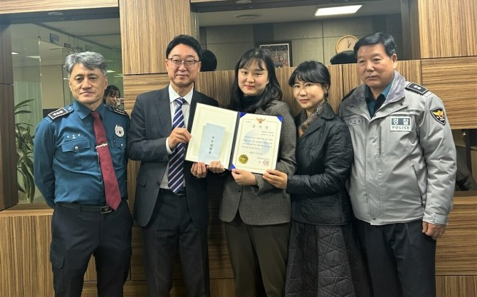 보이스피싱 피해를 예방한 사당역지점 이소라행원이 서울동작경찰서로부터 감사장을 받고 관계자들과 기념촬영을 하는 모습. 사진=Sh수협은행