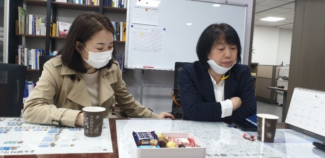 정연희 여성 소상공인 자영업협회 회장(오른쪽)은 여성 소상공인에 대해 정치권이 선거철 병풍정도로만 생각하는 시각에 씁쓸함을 느낀다고 토로했다.