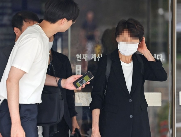 수사와 관련된 민원 해결을 대가로 수억원대 금품을 수수한 혐의로 구속영장이 재청구된 김모 경무관이 지난 8월 2일 첫 구속영장 청구에 대한 구속 전 피의자 심문(영장실질심사)을 마친 뒤 법정을 나서고 있다.사진=연합뉴스