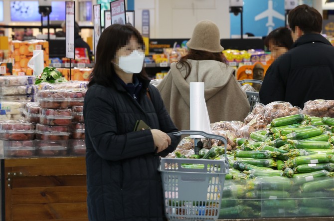 한국은행이 20일 발표한 '2월 소비자동향조사' 결과에 따르면 2월 기대인플레이션율은 3.0%로 집계돼 1월(3.0%)과 같은 수준을 유지했다. 사진은 이날 한 대형마트의 모습. 사진=뉴시스