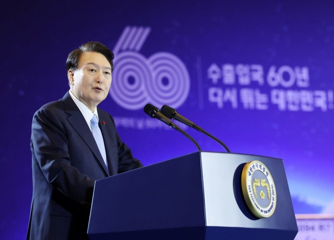 윤석열 대통령이 5일 서울 강남구 코엑스에서 열린 제60회 무역의날 기념식에서 축사하고 있다.  사진=대통령실, 연합뉴스