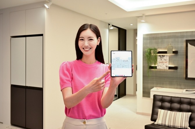 삼성전자 모델이 '맵 뷰(Map View)' 기반 스마트싱스(SmartThings) 홈 IoT 솔루션을 사용하는 모습. 사진=삼성전자