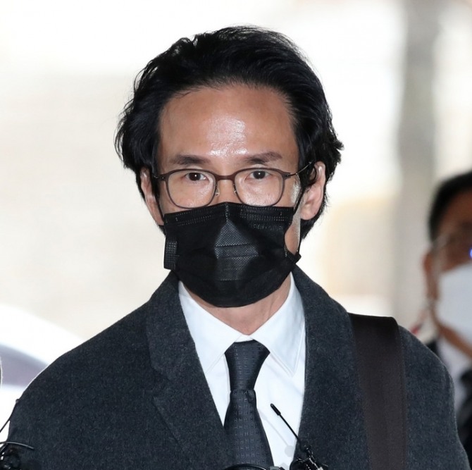 계열사 부당 지원 및 회사자금 횡령 의혹을 받는 조현범 한국앤컴퍼니 회장이 지난 3월 서울중앙지법에서 구속 전 피의자 심문(영장실질심사)을 받기 위해 출석하는 모습. 출처: 뉴시스