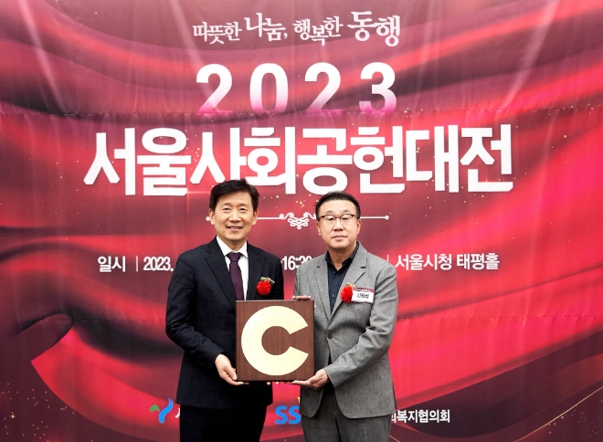 5일, HDC현대산업개발은 서울시청 태평홀에서 열린 ’2023 서울사회공헌대전‘에서 지역사회공헌 인정패를 수상하고 서울시와 동행 공동 협약을 맺었다. (사진 왼쪽부터) 김현훈 서울시사회복지협의회장, 신왕섭 HDC현대산업개발 실장. 사진=HDC현대산업개발