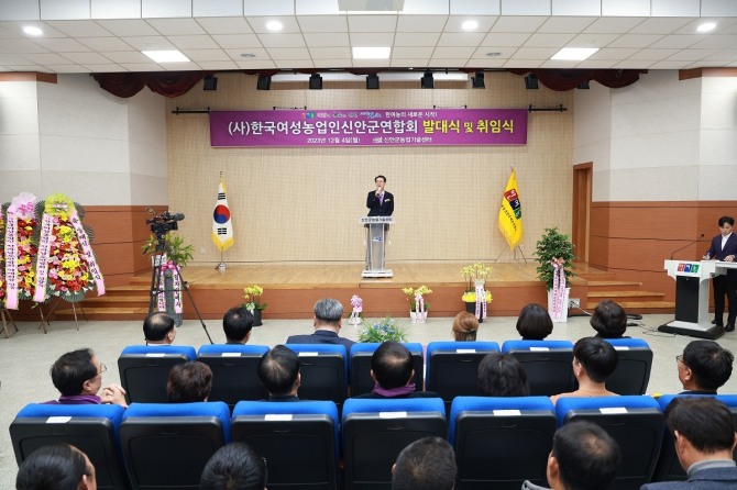 지난 4일 (사)한국 여성농업인 신안군 연합회 발대식 및 취임식에서 박우량 신안군수가 축사하고 있다. 사진=신안군