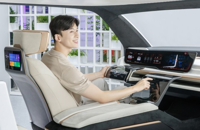 코엑스에서 지난 8월 열린 ‘K디스플레이 2023’ 전시회에서 LG디스플레이 모델이 ‘34인치 초대형 P-OLED’ 등을 탑재한 자율주행 콘셉트카를 시연하고 있다. 사진=LG디스플레이