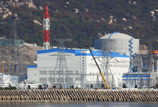 중국 장쑤성 롄윈강에 위치한 톈완 원자력 발전소 4호기의 모습. 사진=로이터