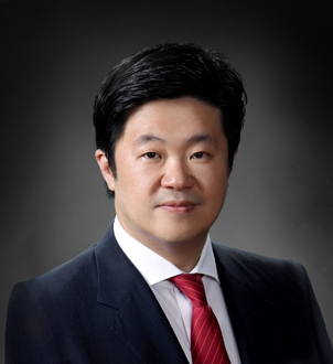 조현식 한국앤컴퍼니 고문이 사모펀드 MBK파트너스(사진 김병주 회장)와 손잡고 한국앤컴퍼니 지분 공개매수를 선언하면서 또다시 경영권 분쟁에 휩싸였다.  사진=뉴시스
