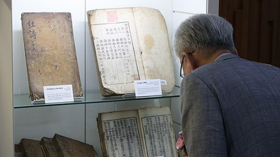 지난 10월 서울 관악구 서울대학교중앙도서관 관정마루에서 열린 '어느 국문학자의 보물찾기' 권영민 문고 설치 기념전 개막식에서 참석자들이 전시된 문헌을 살펴보고 있다. 사진=연합뉴스