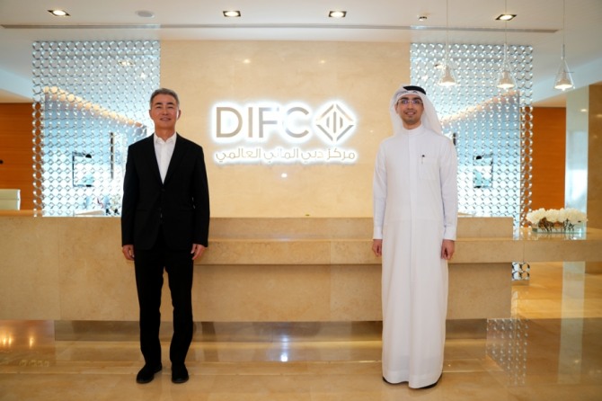 UAE 두바이 DIFC를 방문한 위메이드 장현국 대표(왼쪽), 모하메드 알부쉬 DIFC 이노베이션 허브 대표(오른쪽). 사진=위메이드