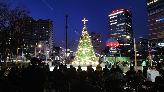 부평역 광장에는 지난5일 크리스마스트리 점등으로 주변이 환하게 비추고 있다.  사진=부평구