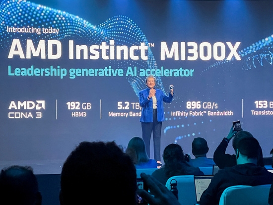  리사 수(Lisa Su) AMD 최고경영자(CEO)가 샌프란시스코에서 열린 AMD의 인공지능 전략을 설명하는 행사에서 MI300X 칩을 설명하고 있다. 사진=로이터