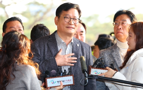 더불어민주당 전당대회 돈봉투 살포 의혹의 '정점'으로 지목된 송영길 전 대표가 8일 검찰 조사를 받기 위해 서울 서초구 서울중앙지검에 출석해 취재진의 질문에 답하고 있다.사진=연합뉴스