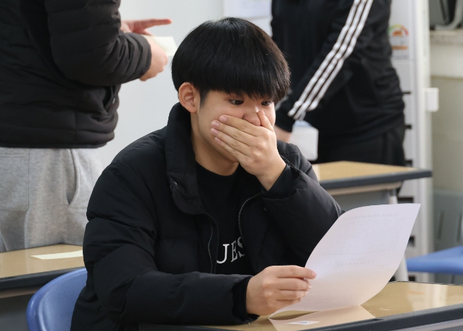 2024학년도 대학수학능력시험 성적통지표 배부일인 8일 청주 서원고등학교 3학년 교실에서 학생이 수능 성적을 확인한 뒤 놀란 표정을 짓고 있다. 사진=연합뉴스 