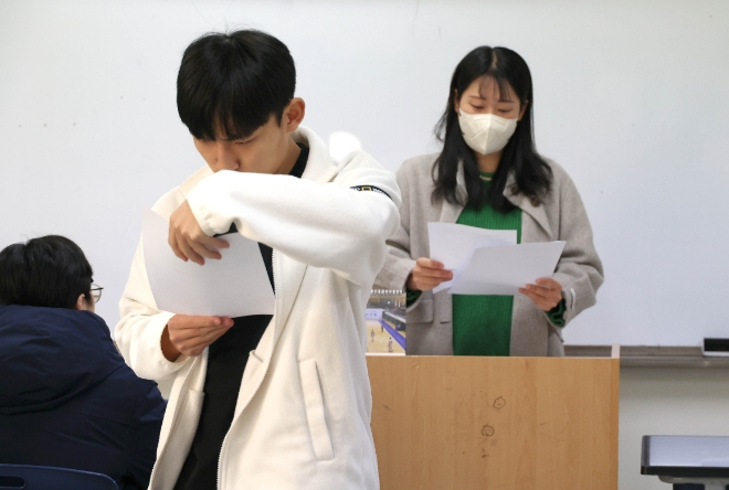 2024학년도 대학수학능력시험 성적통지표 배부일인 8일 청주 서원고등학교 3학년 교실에서 교사가 학생에게 수능 성적표를 배부하고 있다. 사진=연합뉴스