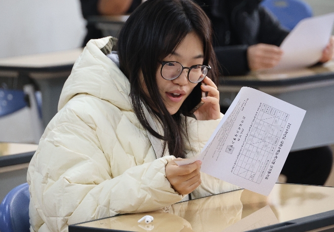 2024학년도 대학수학능력시험 성적표 배부일인 8일 청주 서원고등학교 3학년 교실에서 학생이 수능 성적을 확인하며 어머니와 통화하고 있다. 사진=연합뉴스