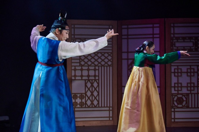 임관규의 '정명숙류 입춤'.