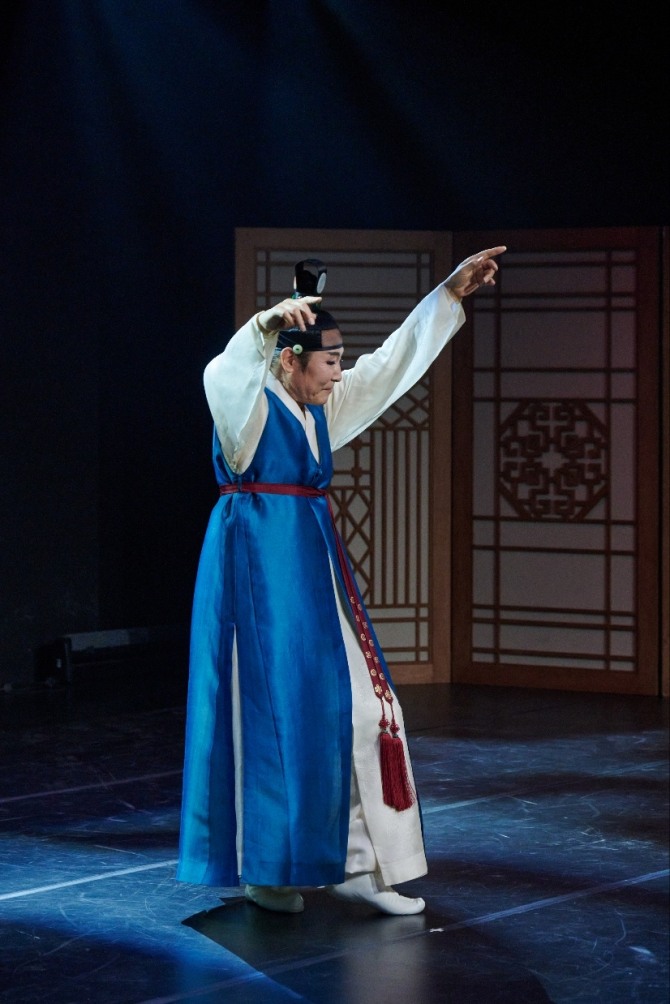 임관규의 '정명숙류 입춤'.