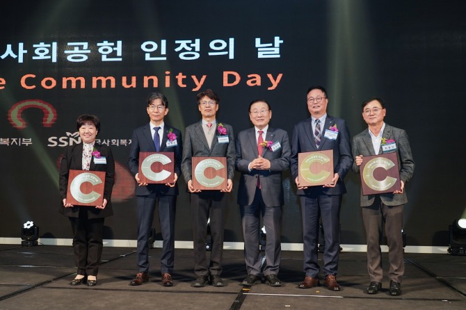 최형식 효성 상무(오른쪽에서 첫 번째), 김성이 한국사회복지협의회 회장(오른쪽에서 세 번째)이 8일 열린 2023년 지역사회공헌 인정의 날 행사에서 기념 촬영을 하고 있다. 사진=효성