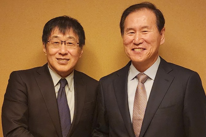 김동섭(오른쪽) 한국석유공사 사장과 이치로 타카하라 JOGMEC CEO가 일본 본사에서 열린 회담에서 기념촬영을 하고 있다. 사진=한국석유공사 