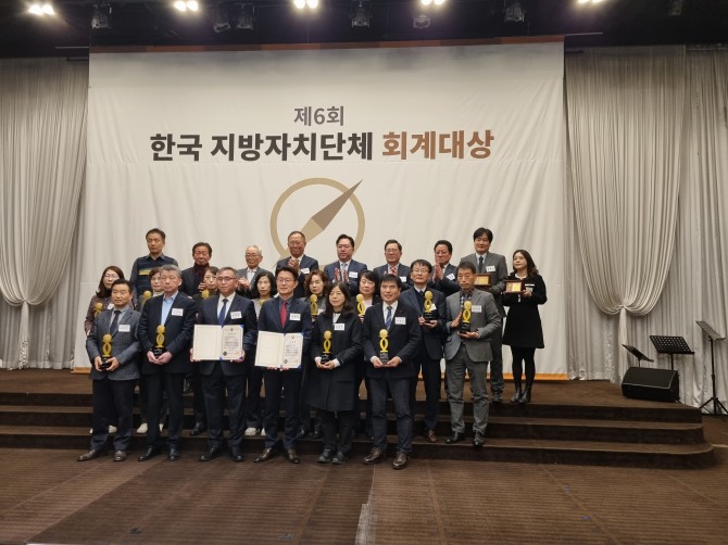 강화군은  8일, 한국경제신문사 다산홀에서 개최된 ‘제6회 한국 지방자치단체 회계 대상’에서 우수상을 받으며 4년 연속 수상의 쾌거를 이뤘다. 사진=강화군