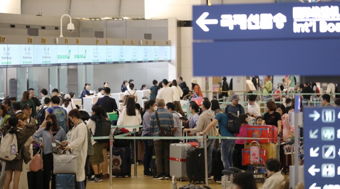 10일 오전 인천국제공항 출국장이 붐비고 있다. 사진은 기사 내용과 관련없음. 사진=뉴시스