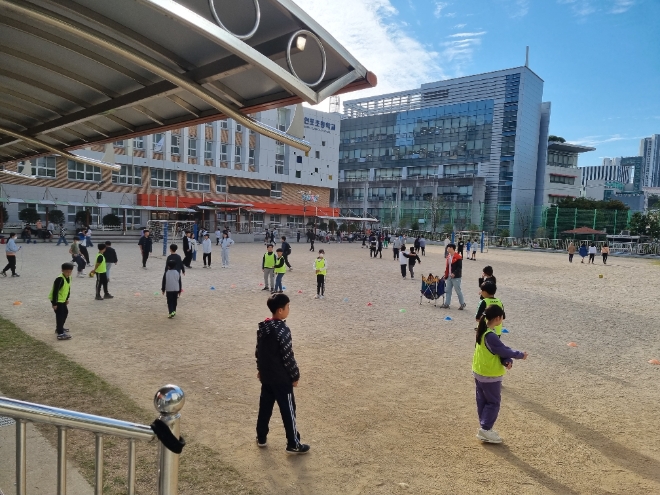 부산 연포초, 학생주도형 동(冬)동(動)체인지 한마당 개최 모습. 사진=부산교육청 제공