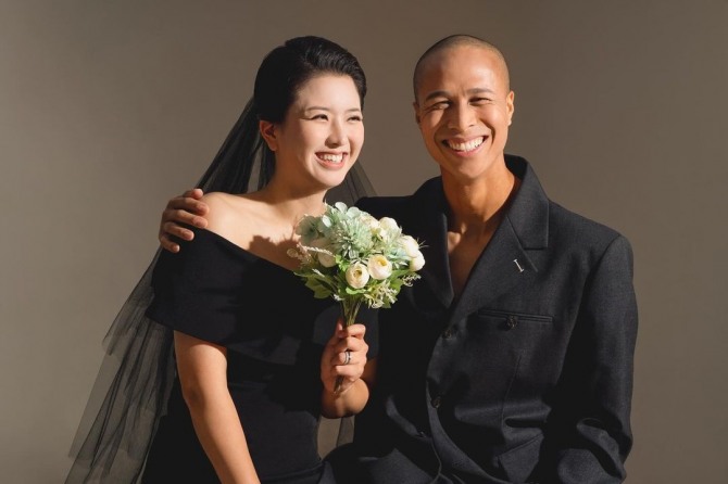 축구선수 겸 패션모델 강수일과 걸그룹 i-13 출신 김보련이 결혼식을 올렸다. 두 사람은 지난 2021년 소중한 생명이 찾아와 혼인신고를 먼저 했으며 지난해 아들 다니엘을 품에 안은 것으로 전해졌다. 사진=강수일 인스타그램