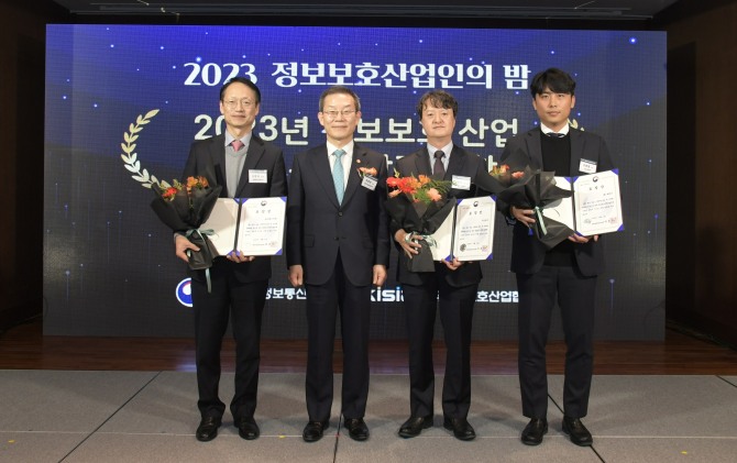SK온 관계자(왼쪽 네번째)가 지난 6일 서울 여의도 63컨벤션센터에서 열린 ‘정보보호산업인의 밤’ 행사에서 2023 정보보호산업 발전 유공표창을 수상하고 기념 촬영을 하고 있다. 사진=SK온