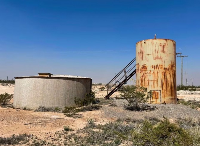 미국 뉴멕시코주 로코 힐스 지역의 페름기 분지에 있는 석유 탱크의 모습. 사진=로이터