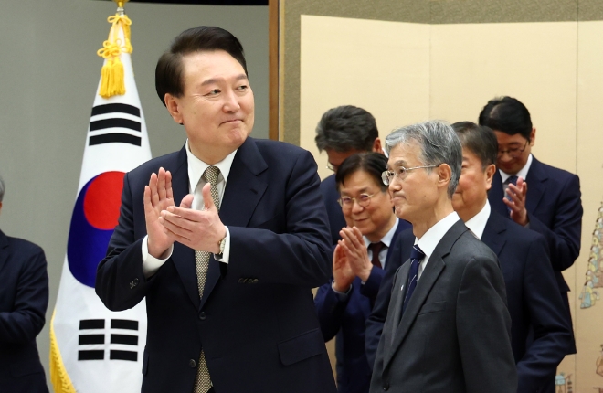 윤석열 대통령이 지난 8일 서울 용산 대통령실 청사에서 조희대 신임 대법원장에게 임명장을 수여한 뒤 환담장으로 이동하며 박수치고 있다. 사진=연합뉴스