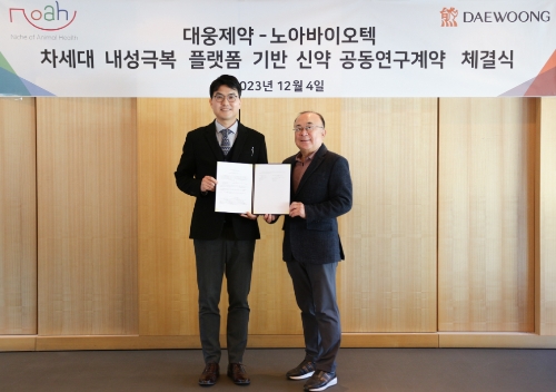 대웅제약과 노아바이오텍 계약 체결식에서 (왼쪽부터) 전승호 대웅제약 대표와 박용호 노아바이오텍 대표가 기념 촬영을 하고 있다. 사진=대웅제약