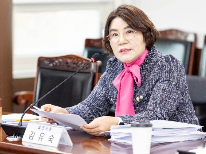 김유숙 의원이 지난 11월 23일 열린 제286회 제2차 정례회 문화복지위원회에서 자신이 대표 발의한 ‘안산시청 직장운동경기부 설치 및 운영 조례 일부개정조례안’에 대해 답변을 하고 있다. 사진=안산시의회