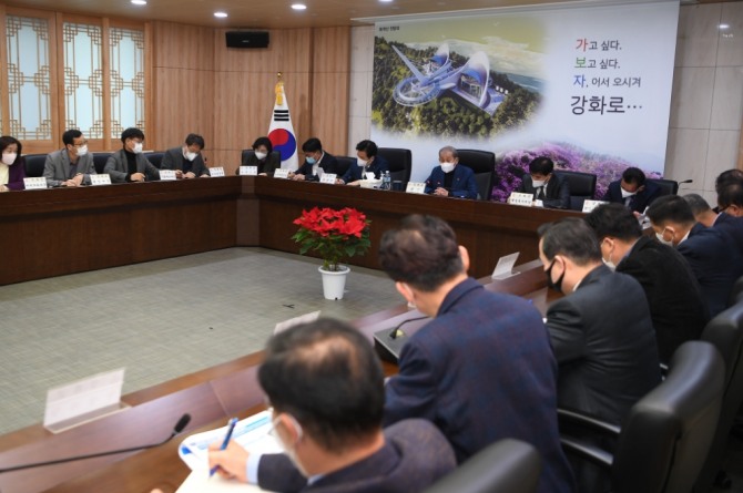 유천호 군수는 11일 강화군청 영상회의실에서 간부회의에서 연말연시 들뜬 분위기로 헤이해 질 수 있는만큼 공직자로써 마음가짐 철저히 가져달라고 주문 하고 있다. 사진=강화군