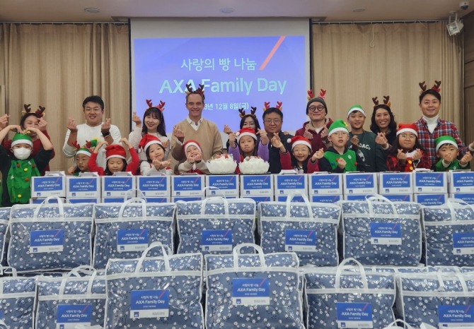 AXA(악사)손보, 등촌4종합사회복지관에서 크리스마스 케이크 및 방한용품 전달식 진행하고 기념촬영을 하고 있다. 사진=악사손보 제공.